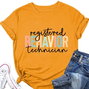 Détail d'un t-shirt jaune moutarde avec imprimé Registered Behavior Technician