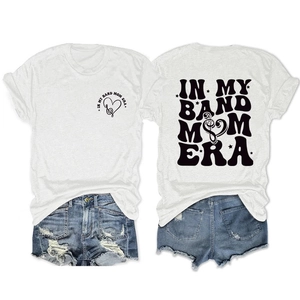 Vue avant et arrière du t-shirt blanc In My Band Mom Era avec imprimé cœur et notes