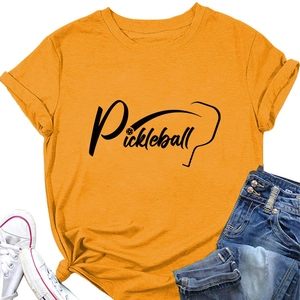 Vista piatta di t-shirt gialla Pickleball in cotone con jeans blu e sneakers