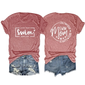 Détail du t-shirt chiné rouge swim mom avec impression au dos et short en jean déchiré