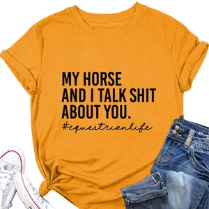 Detail eines senfgelben Baumwoll-T-Shirts mit lustigem Slogan-Aufdruck für Reiter