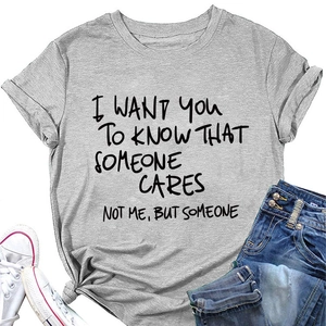 T-shirt grigia con testo I Want You To Know, abbinata a jeans e scarpe da ginnastica