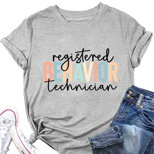 T-shirt gris RBT avec texte pour technicien comportemental, jeans et baskets blanches