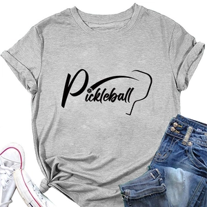 Lay out piatto di una maglietta grigia da Pickleball con sneakers e shorts