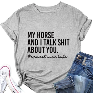 Flach liegendes graues T-Shirt mit Slogan-Druck, kombiniert mit Jeans und Sneakern