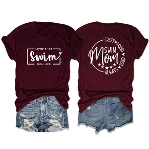 Détail du t-shirt bordeaux avec impression graphique et short en jean vieilli