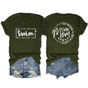 Détail du t-shirt en coton vert olive avec motif graphique blanc à l'avant et au dos