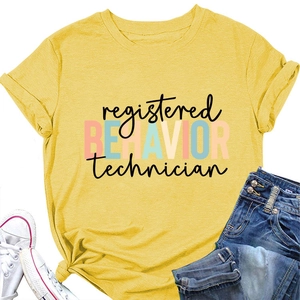 Détail de l'imprimé Registered Behavior Technician sur un t-shirt en coton jaune vif