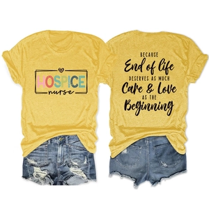 Vue avant et arrière du t-shirt jaune Hospice Nurse avec citation et short en jean