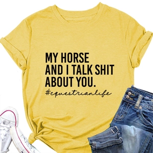 Flachbild von gelbem Rundhals-T-Shirt mit Spruch, Denim-Shorts und Sneakern Set