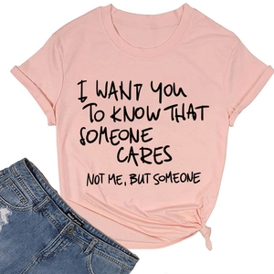 T-shirt in cotone rosa con stampa frontale e un elegante nodo sul bordo inferiore
