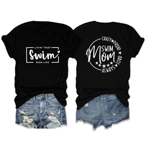T-shirts Swim Mom en coton noir à plat avec des shorts en jean bleu délavé tendance