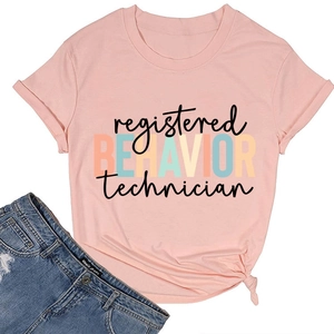 Détail du t-shirt rose RBT avec manches retroussées et nœud latéral élégant