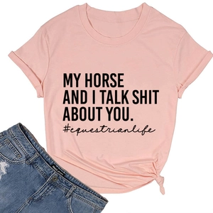 Detail eines hellrosa T-Shirts mit My Horse and I Talk Shit About You Aufdruck und Seitenknoten