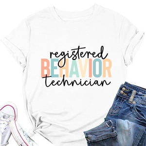 Détail du t-shirt blanc à col rond avec lettrage coloré Registered Behavior Technician