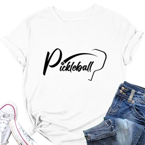 T-shirt Pickleball in cotone bianco con pantaloncini di jeans e scarpe di tela in piano