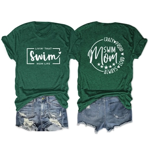 Vue recto-verso du t-shirt vert Swim Mom assorti à un short en jean déchiré