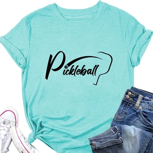 T-shirt pickleball verde menta con stampa grafica, scarpe da ginnastica e jeans