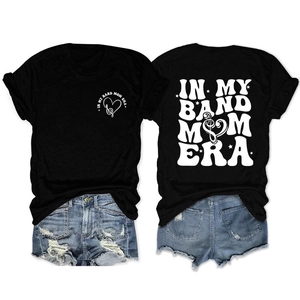 Détail recto et verso du t-shirt In My Band Mom Era avec motif de notes de musique cœur