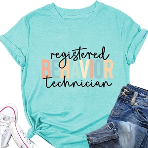 Détail du t-shirt bleu clair RBT porté avec un jean et des baskets blanches