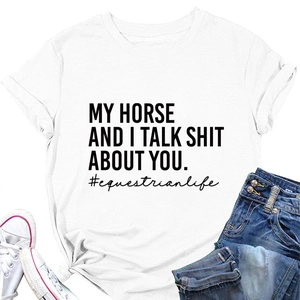 Flach liegendes weißes Baumwoll-T-Shirt mit My Horse and I Talk Shit About You Spruch