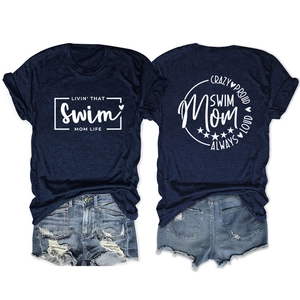 Détails avant et arrière du t-shirt bleu en coton avec impression lettrage Swim Mom