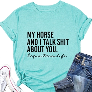 Flachbild von mintgrünem Pferde-Slogan-T-Shirt mit Jeans-Shorts und Turnschuhen