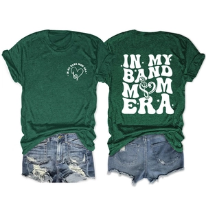 Détails des impressions avant et arrière du t-shirt vert foncé In My Band Mom Era