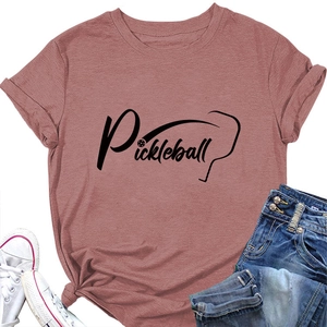 Dettaglio della maglietta Pickleball color malva con nodo laterale e stampa grafica