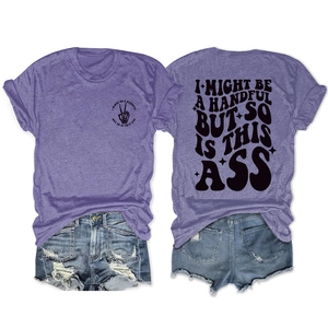 Vorder- und Rückansicht des lila T-Shirts mit Grafikdruck und blauen Denim-Shorts im Set