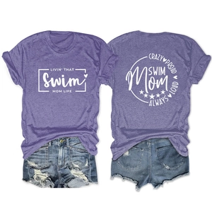 Détail du dos du t-shirt violet avec slogan imprimé et short en jean effiloché