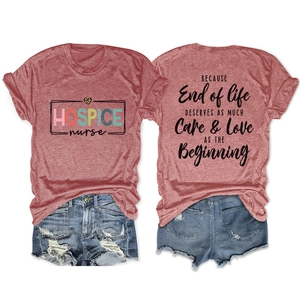 Détails avant et arrière du t-shirt rouge chiné avec imprimé infirmier et short en jean