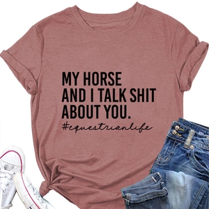 Detail von rosafarbenem T-Shirt mit Reiterspruch-Print und lässigem Denim-Outfit-Styling
