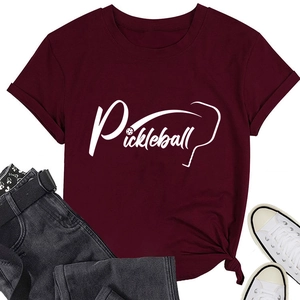 Dettaglio di t-shirt bordeaux da pickleball con nodo alla moda e stampa artistica