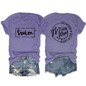 Détails recto-verso du t-shirt violet Swim Mom et de son short en jean assorti