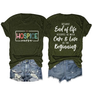 T-shirt graphique vert olive avec impression au dos et short en denim effiloché