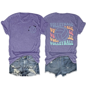 Ensemble t-shirt violet imprimé volley-ball avec short en jean et motif au dos