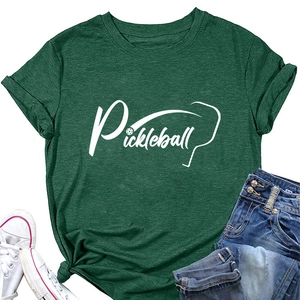 Dettaglio della t-shirt Pickleball verde scuro in cotone con jeans e scarpe bianche