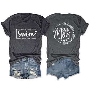 T-shirt gris foncé Swim Mom avec imprimé graphique cœur et col rond pour femmes