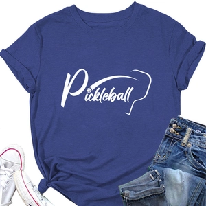 T-shirt blu Pickleball con maniche arrotolate e nodo laterale su sfondo bianco
