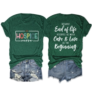 T-shirt vert Hospice Nurse à plat montrant les motifs avant et les textes au dos