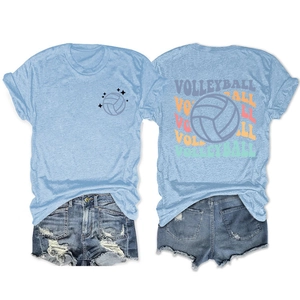 Détails avant et arrière du t-shirt bleu volleyball et du short en jean assorti