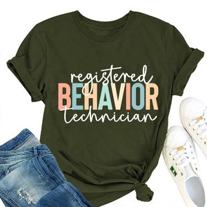 T-shirt col rond vert armée avec imprimé Behavior et jean bleu déchiré à plat