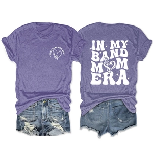 Détail du t-shirt violet avec imprimé Band Mom Era et short en jean bleu délavé