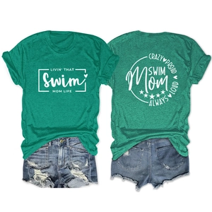 Détail du t-shirt vert avec imprimé Crazy Proud Always Loud au dos et short en jean bleu