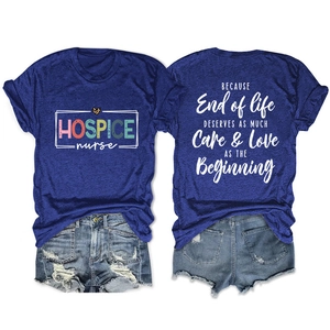 Tenue à plat avec t-shirt bleu marine Hospice Nurse et short en jean déchiré avec texte