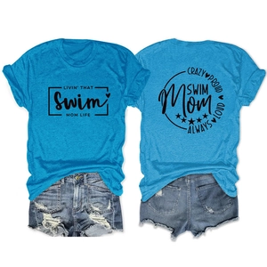 Vue détaillée de l'impression recto-verso sur le t-shirt bleu Swim Mom et dos