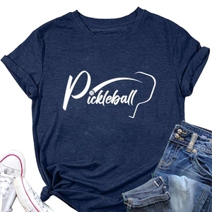 T-shirt Pickleball blu navy con stampa bianca piatta insieme ad accessori casual