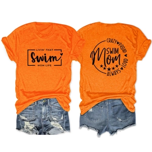 Détail du t-shirt orange avec imprimé graphique crazy proud swim mom always loud au dos