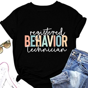 Gros plan sur t-shirt noir en coton avec lettrage coloré registered behavior technician